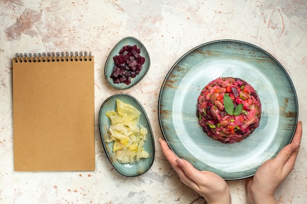 Ręce trzymające talerz z jedzeniem